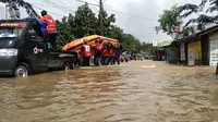 Banjir di Perumahan Mayang Pratama, Kota Bekasi, mencapai ketinggian 1,5 meter. (Foto: Liputan6.com/Bam Sinulingga)