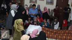 Sejumlah kerabat berdoa di samping jenazah Istri Tukul Arwana, Susiana, Jakarta, Selasa (23/8). Susiana dikabarkan meninggal lantaran sesak nafas dan sempat dibawa ke RS. Brawijaya Jaksel. (Liputan6.com/Herman Zakharia)