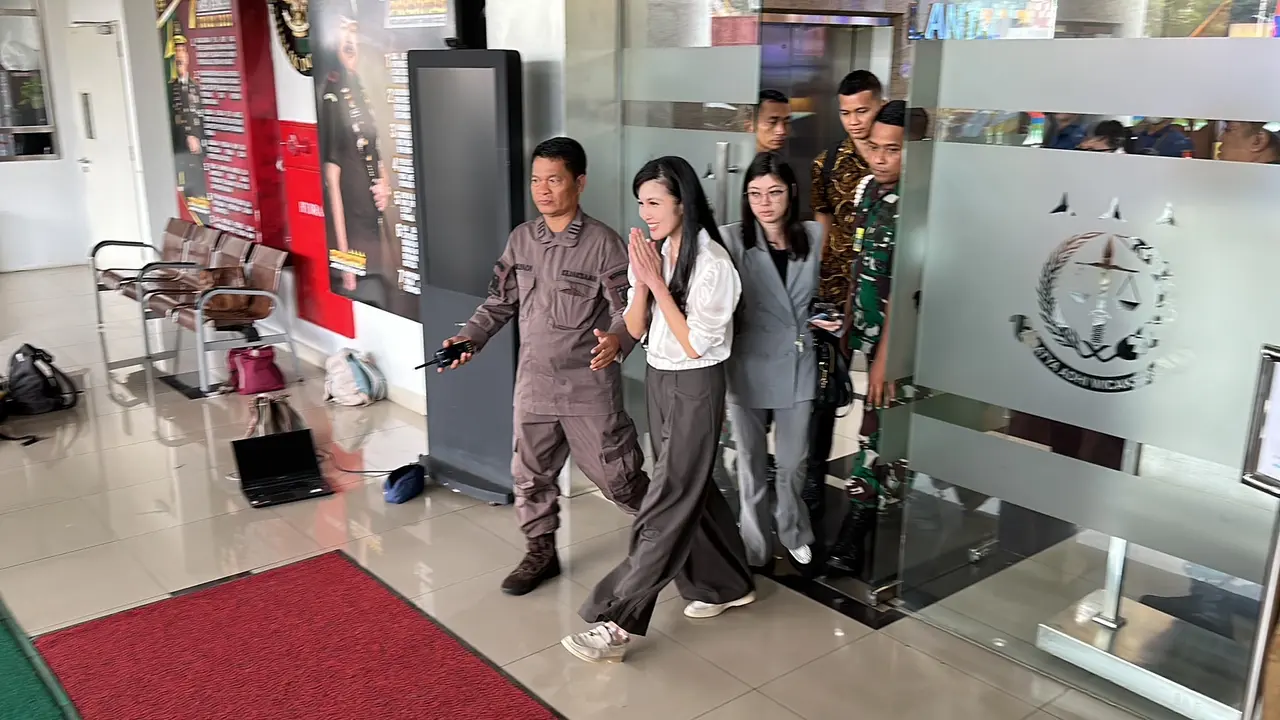 Artis Sandra Dewi menjalani pemeriksaan selama kurang lebih 5 jam di Kejaksaan Agung (Kejagung) terkait dugaan korupsi timah.