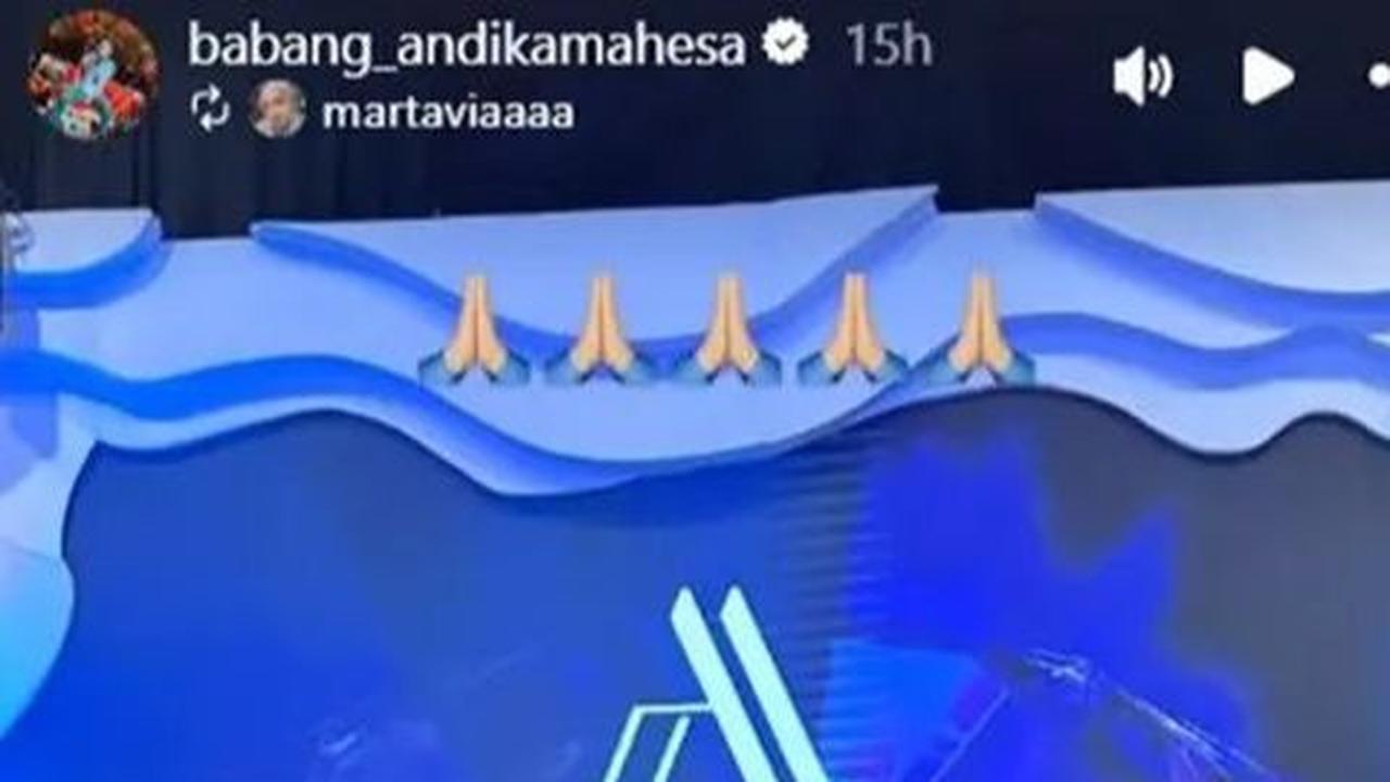Meski acara berlangsung berjam-jam, Andika dan Ayu selalu tersenyum sepanjang acara.