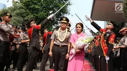 Mantan Kapolda Metro Jaya Irjen M. Iriawan didampingi istri diantar Kapolda Metro Jaya Irjen Idham Azis saat meninggalkan Polda Metro Jaya dalam acara pisah sambut, Jakarta, Rabu (26/7). (Liputan6.com/Immanuel Antonius)
