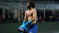 Pemain Arsenal Mohamed Elneny berjalan di lapangan usai pertandingan melawan AC Milan di laga Liga Europa leg pertama di stadion San Siro Milan, Italia (8/3). (AP Photo / Luca Bruno)