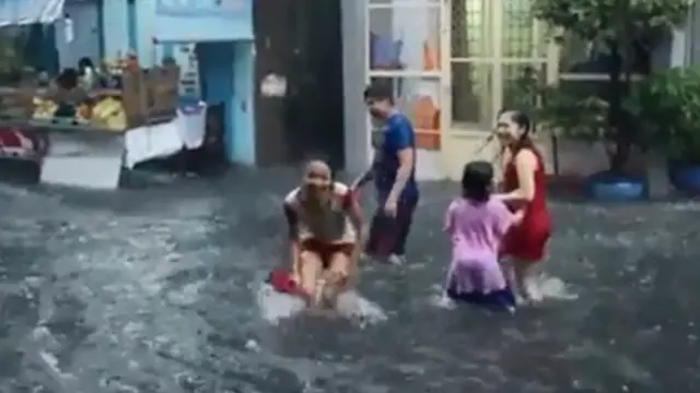 Banjir di Quan Binh Thanh, Vietnam Dijadikan Kolam Renang
