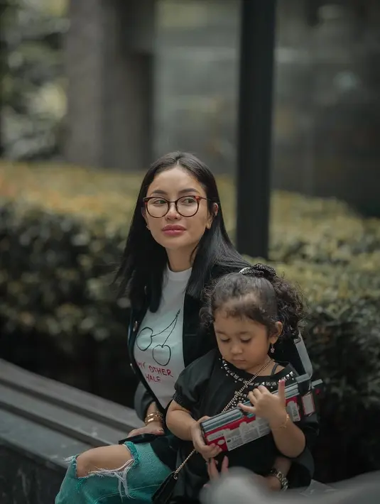 Gaya Nikita Mirzani momong anak juga seringkali menjadi sorotan. Di sini Nikita Mirzani terlihat mengenakan sebuah kaus putih bermotif, celana jeans, dan jaket hitam. [Foto: Instagram/nikitamirzanimawardi_172]