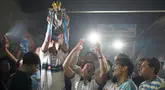 Fans Manchester City berpesta merayakan gelar juara Liga Inggris saat acara Roaring Night di Treehaus Bar Kemang, Jakarta, Minggu (19/5/2024). (Bola.com/Syahkist Afi Daib)
