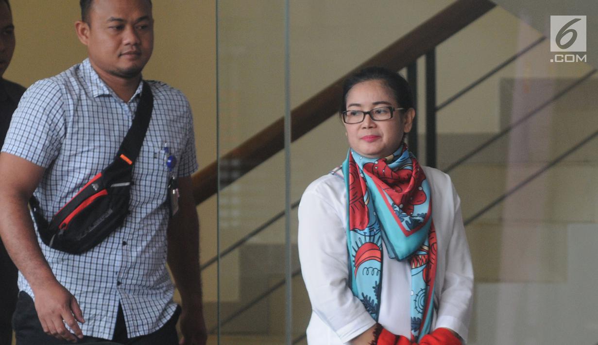 Terpidana kasus korupsi e-KTP mantan anggota Komisi II DPR dari Fraksi Hanura, Miryam S Haryani usai menjalani pemeriksaan di Gedung KPK, Jakarta, Senin (2/9/2019).  Miryam tampil mengenakan busana putih dengan syal biru di lehernya. (merdeka.com/Dwi Narwoko)