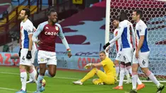 Striker Aston Villa, Bertrand Traore (kedua dari kiri) melakukan selebrasi usai mencetak gol pertama timnya ke gawang Crystal Palace dalam laga lanjutan Liga Inggris 2020/21 pekan ke-15 di Villa park, Birmingham, Sabtu (26/12/2020). Aston Villa menang 3-0 atas Crystal Palace. (AFP/Rui Vieira/Pool)