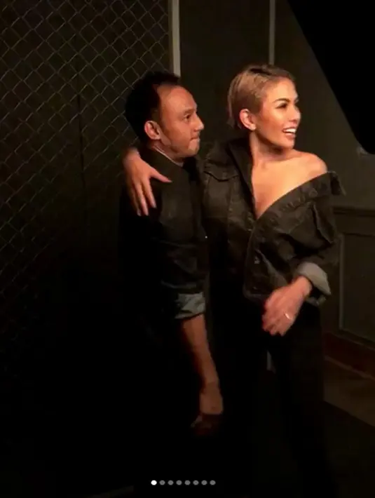 Selain diunggah dalam instagram @mariophotograhie, dalam akun instagram ibu dua anak itu juga menggunggah video behind the scane pemotretannya. (Instagram/nikitamirzanimawardi_17)