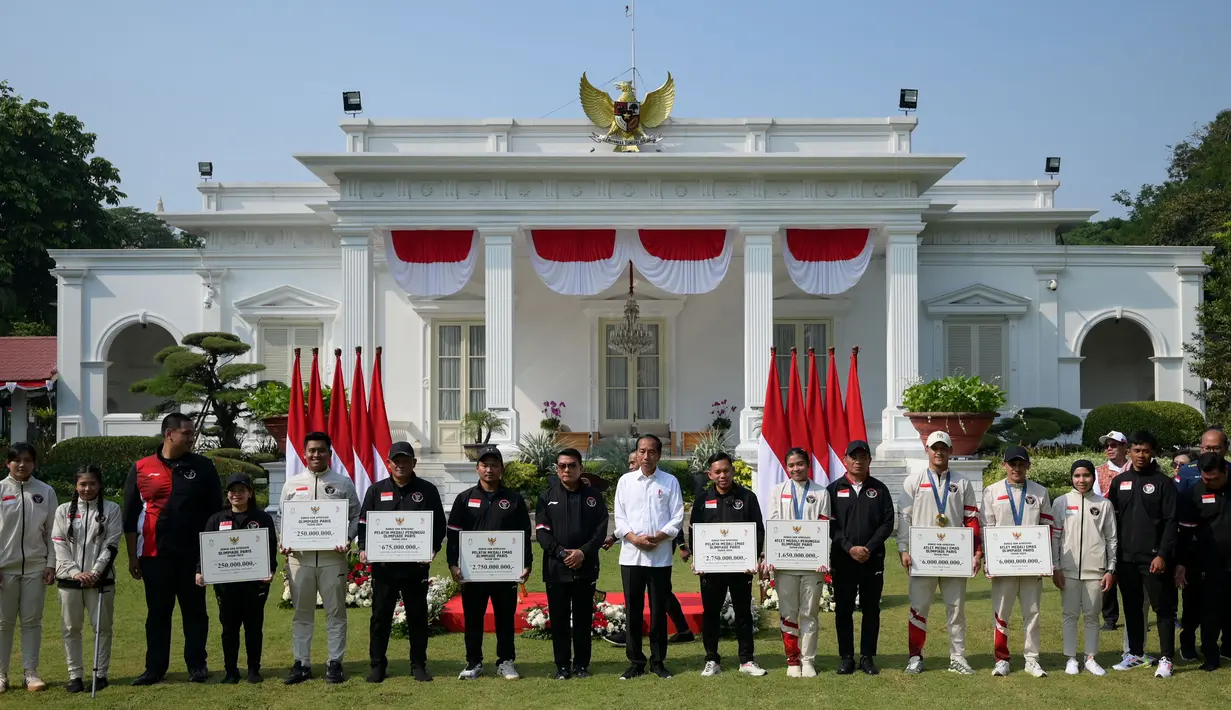 Bertempat di halaman tengah Istana Merdeka, Presiden Joko Widodo menerima kontingen atlet Indonesia untuk Olimpiade Paris 2024. (BAY ISMOYO/AFP)