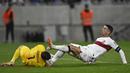 Pemain Portugal, Cristiano Ronaldo (kanan) berebut bola dengan kiper Slovakia, Martin Dubravka saat laga grup G Kualifikasi Euro 2024 di National Football Stadium in Bratislava, Slovakia, Sabtu (9/9/2023) dini hari WIB. Pertandingan tersebut diwarnai dengan insiden tekel horor Ronaldo ke kepala kiper Slovakia. (AP Photo/Radovan Stoklasa)