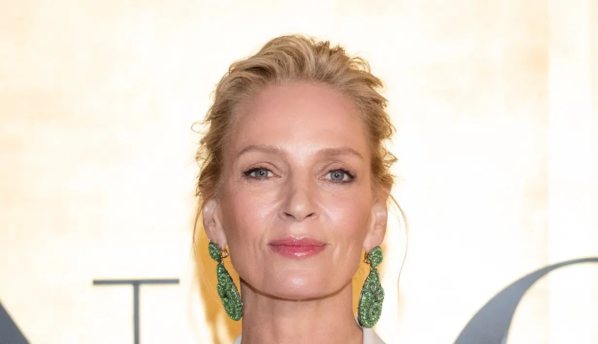 Aktris Amerika Uma Thurman tampil memukau dengan anting-anting bertahtakan garnet 21,21 karat dan berlian berwarna 11,96 karat, serta gelang bertahtakan berlian 25,13 karat berbentuk buah pir, bulat, dan berpotongan marquise, semuanya dari koleksi Haute Joaillerie yang bertahtakan emas putih 18 karat.
[Chopard]