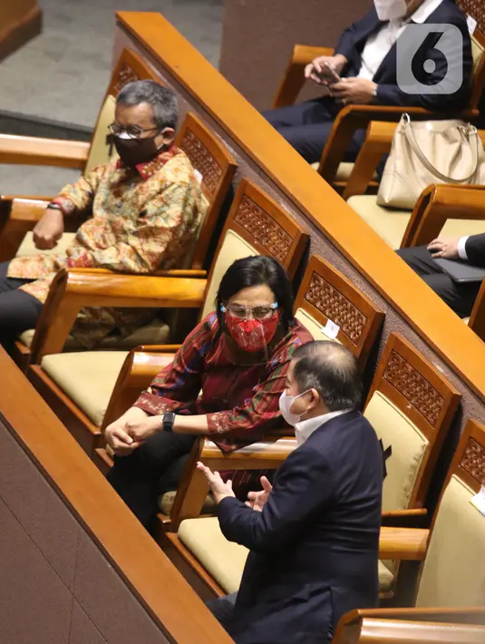 Menteri Keuangan Sri Mulyani (tengah) berbincang dengan Menteri PPN/Kepala Bappenas Suharso Monoarfa (kanan) saat akan mengikuti Rapat Paripurna di Kompleks Parlemen, Senayan, Jakarta, Selasa (25/5/2021). (Liputan6.com/Angga Yuniar)