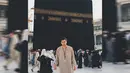 Aktor ganteng Stuart Collin kini tengah menjalani umrah di Tanah Suci. (instagram.com/stuartcollin)