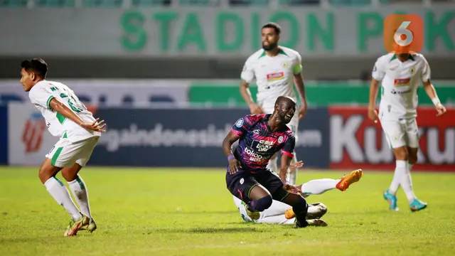 Foto: Serangkaian Aksi Pemain PSS Sleman Saat Mengadang Pergerakan Pemain Rans Nusantara FC di BRI Liga 1