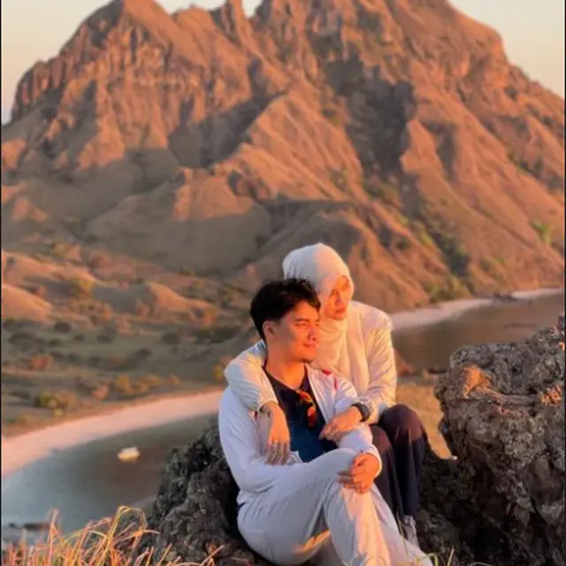6 Potret Honeymoon Alvin Faiz dan Henny Rahman di Labuan Bajo, Makin Romantis