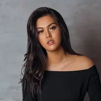 Sahabat dari Clara Bernadeth yang kerap tampil bersama dalam liburan hingga olahraga bareng, saat ini tengah sibuk dalam sebuah syuting sinetron Terpaksa Menikahi Tuan Muda. Sinetronnya ini sempat viral karena menggunakan lokasi yang tengah terjadi bencana. Di luar dari berita viralnya tersebut, berbagai sinetron yang ia perankan ini pun kerap menjadi tontonan populer para pecinta layar kaca. (Liputan6.com/IG/@rebeccatamara)