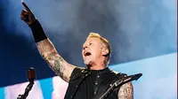 Vokalis James Hetfield saat tampil di Festival d'ete de Quebec di Quebec City, Kanada (14/7). Ribuan penonton terhibur dengan aksi panggung band metal tersebut. (Photo by Amy Harris/Invision/AP)