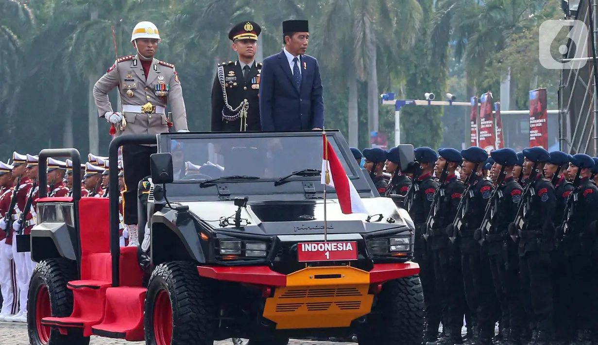 Presiden Republik Indonesia, Joko Widodo memeriksa pasukan upacara peringatan HUT ke-78 Bhayangkara di Kawasan Monumen Nasional (Monas), Jakarta, Senin (1/7/2024). (Liputan6.com/Angga Yuniar)