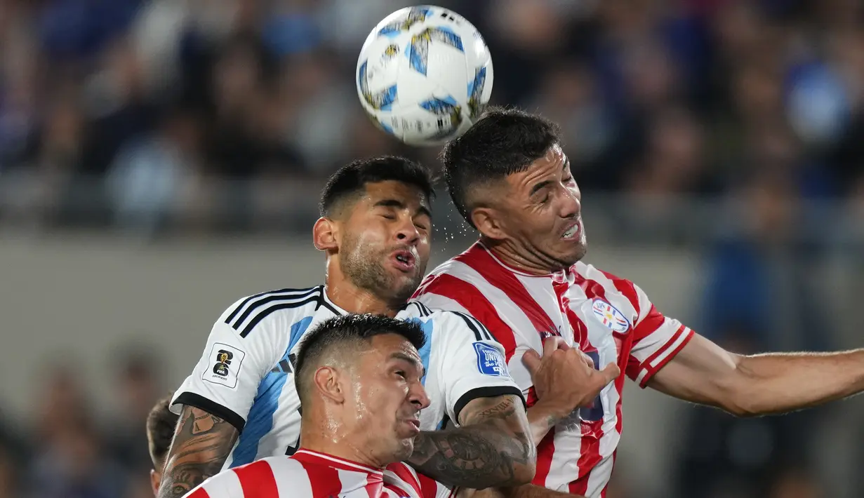 Gelandang Paraguay Alvaro Campuzano dan bek Argentina Cristian Romero melakukan sundulan pada matchday ke-3 Kualifikasi Piala Dunia 2026 zona CONMEBOL di Stadion Mas Monumental, Jumat (13/10/2023) pagi WIB. (AP Photo/Natacha Pisarenko)