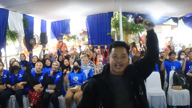 Dustin Tiffani memeriahkan aksi sosial yang diadakan oleh Formula bersama Kitabisa dan Fakultas Kedokteran Gigi Universitas Moestopo di Kampung Pemulung, Menteng Atas, Jakarta.