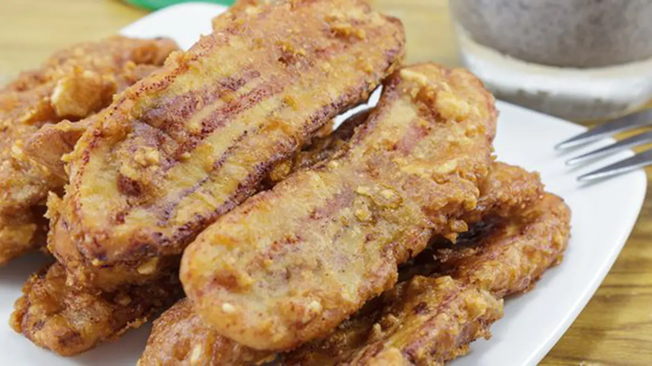 Pisang goreng pasir./Copyright shutterstock.com