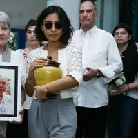 Yvonne Winarno, istri presenter acara kuliner Bondan Winarno berusaha ikhlas melepas kepergian suaminya. Yvonne mengaku lega setelah sang suami menghembuskan napas terakhirnya pada Rabu (29/11/2017). (Nurwahyunan/Bintang.com)