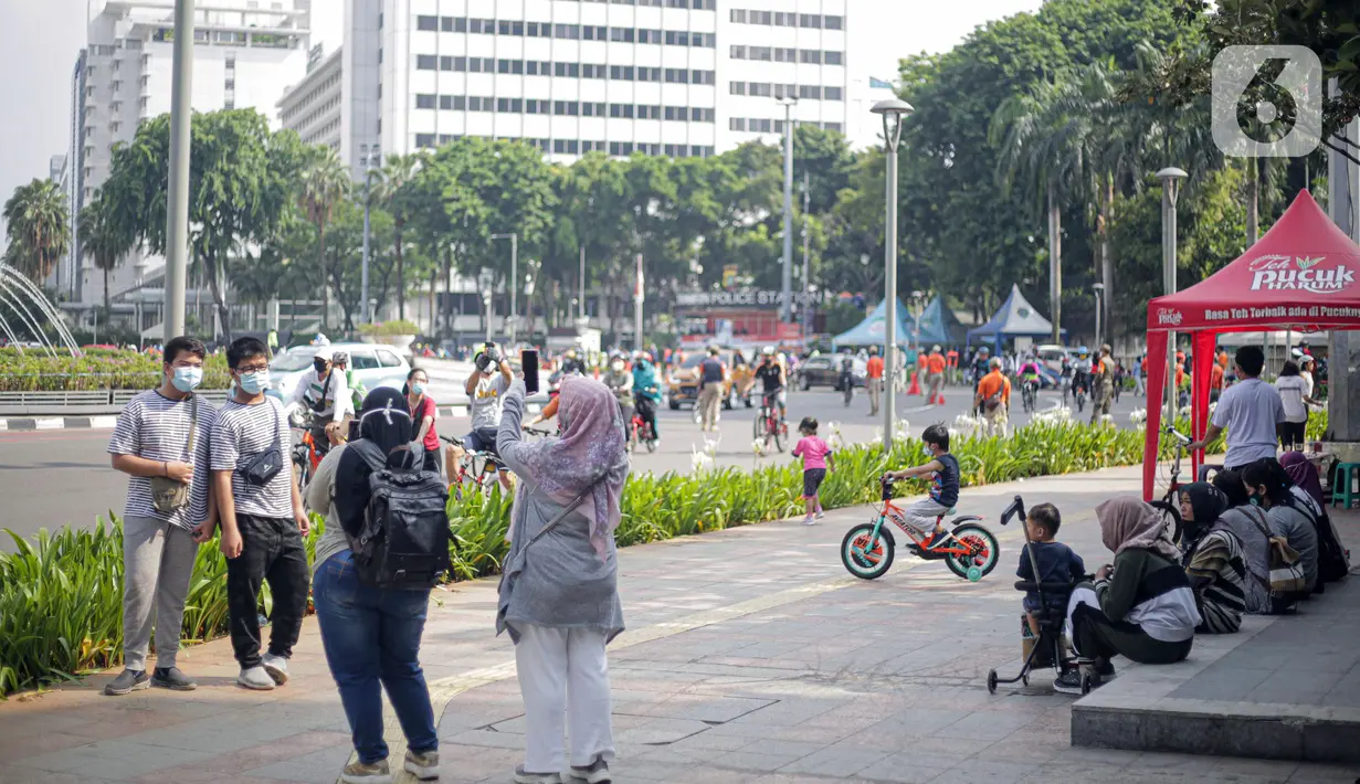 Warga beraktivitas di kawasan Bundaran HI, Jakarta Pusat, Minggu (8/11/2020). Jumlah pasien COVID-19 di DKI Jakarta yang sembuh terus naik. (Liputan6.com/Faizal Fanani)