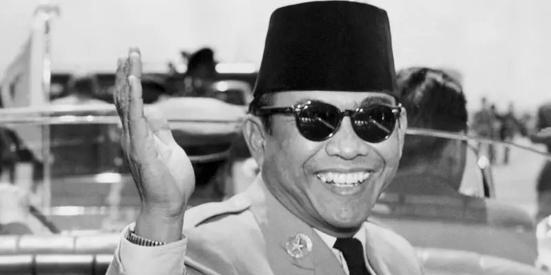 PHOTO: Ini Gaya Presiden RI Sukarno yang Berpeci dan Berkacamata Hitam
