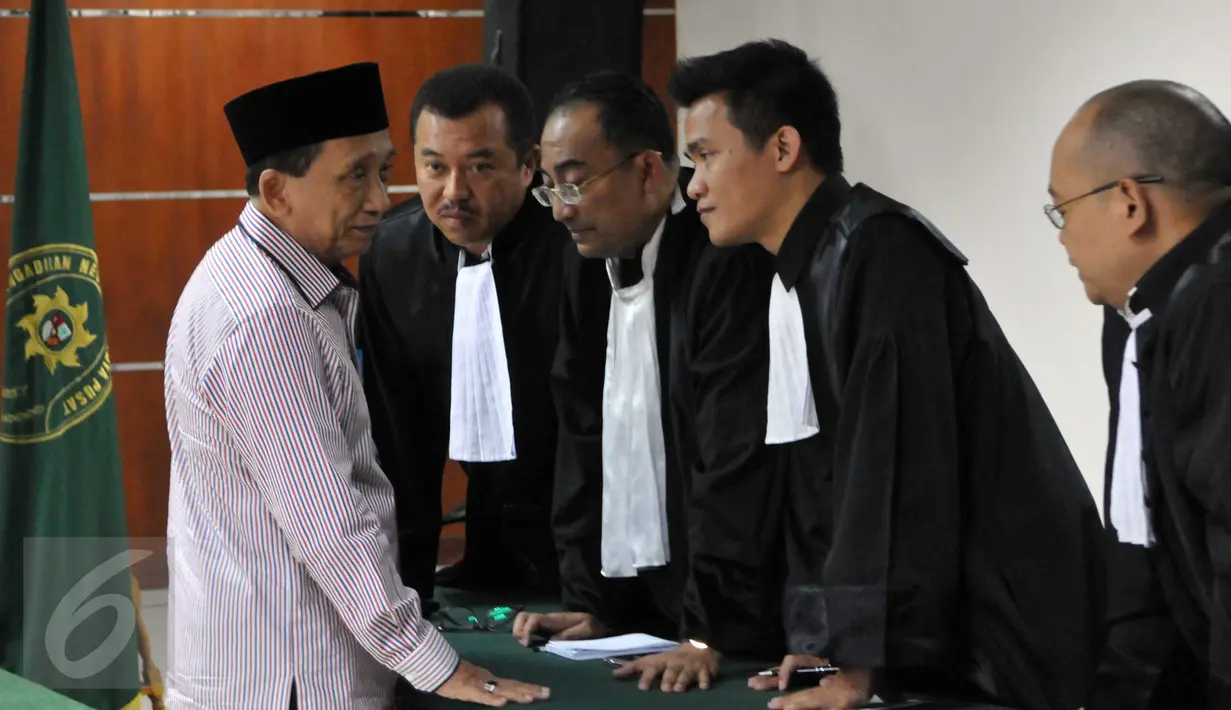 Terdakwa penerima suap kasus jual beli gas alam Bangkalan Fuad Amin berdiskusi dengan kuasa hukumnya saat sidang pembacaan vonis di Pengadilan Tipikor, Jakarta, Senin (19/10). Mantan Bupati Bangkalan itu divonis 8 tahun penjara.(Liputan6.com/Helmi Afandi)