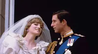 Putri Diana dan Pangeran Charles saat berada di balkon Istana Buckingham di hari pernikahan mereka tahun 1981 (AP)