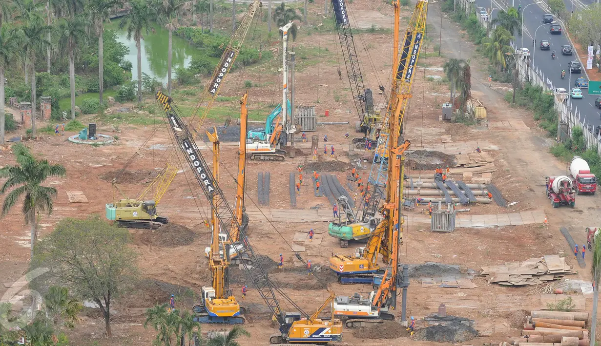 Pekerja dibantu alat berat saat melakukan perombakan kawasan Taman Ria Senayan, Jakarta (21/10/2015). Kawasan Taman Ria Senayan sudah diputuskan DPR secara aklamasi dalam sebagai kawasan terbuka hijau.(Liputan6.com/Gempur M Surya)