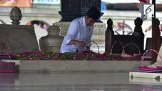 Disela kunjungan kerja ke Jawa Timur, Presiden Joko Widodo menyempatkan diri berziarah ke makam Presiden Pertama RI Soeakarno.