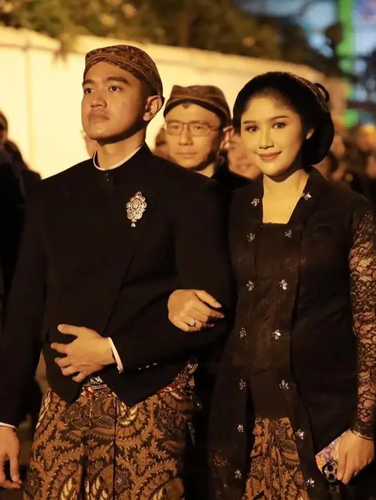 Menghadiri malam satu suro di Keraton Solo, Erina mengenakan kebaya kutu baru hitam dengan aksen beads di bagian leher. Dipadukan kain batik coklat dengan gaya sanggul klasik Jawa.  [@erinagudono]