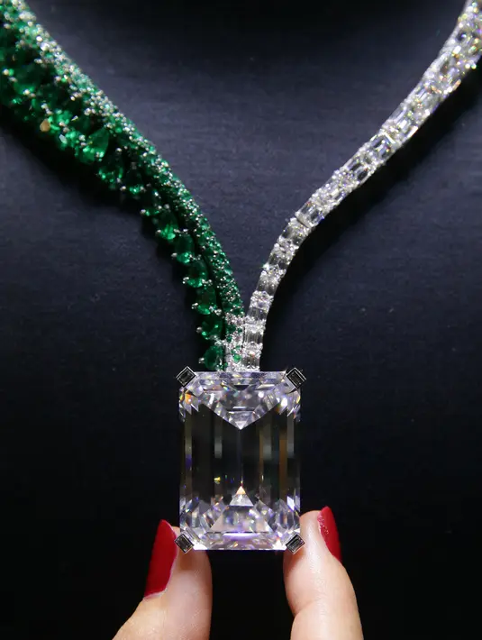 File foto pada 3 Oktober 2017 menunjukkan sebuah kalung bernama Art of the GRISOGONO, Creation 1 di rumah lelang Christie di London. Pembeli berlian ini melakukan penawaran melalui telepon dan meminta agar namanya tetap anonim. (Daniel LEAL-OLIVAS/AFP)