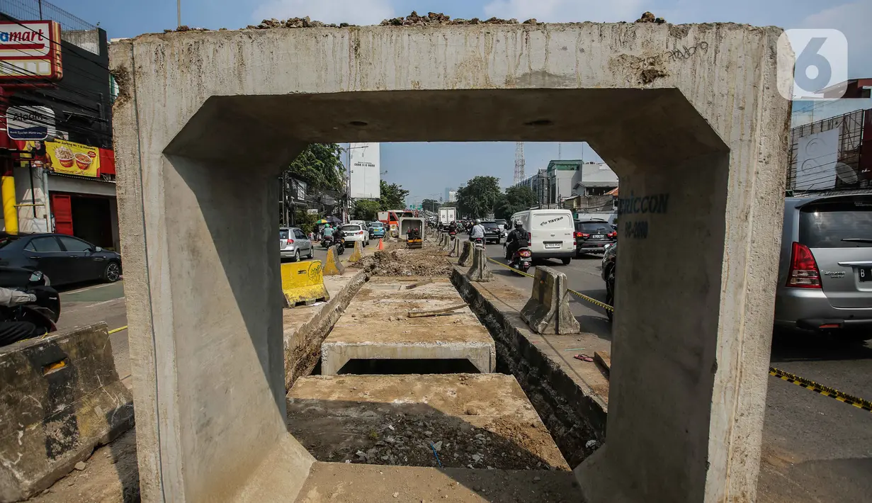 Pembangunan  drainase tersebut sudah dimulai bulan April dan Mei lalu. (Liputan6.com/Faizal Fanani)