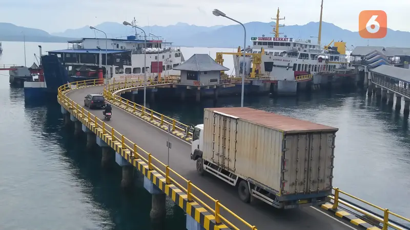 Aktivitasdi Pelabuhan ASDP Ketapang Banyuwangi, Sejumlah Kendaraan Masuk Ke dalam Kapal  Untuk Meneybrang ke Pelabuah Lembar Lombok (Hermawan Arifianto/Liputan6.com)