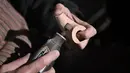 Marco Bacigalupi membuat pipa rokok tradisional dari kayu di Gavi, Italia (14/11). Pengrajin Bacigalupi memulai membuat pipa rokok dari kayu ini sejak tahun 80-an. (AFP Photo/Marco Bertorello)