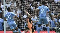 Pemain Manchester City Ferran Torres mencetak gol ke gawang Arsenal dalam laga Liga Inggris di Etihad Stadium, Sabtu, 28 Agustus 2021. (AP Photo/Rui Vieira)