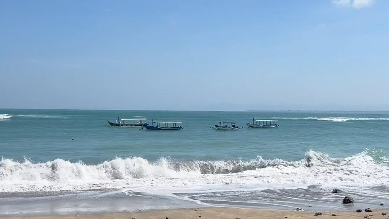 Membagikan Foto Pantai dan Aktivitas Nelayan