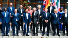Presiden Joko Widodo atau Jokowi (depan ketiga kiri) foto bersama para pemimpin G7 di lokasi KTT G7, Schloss Elmau, Jerman, Senin (27/6/2022). Presiden Jokowi disambut resmi oleh Kanselir Jerman Olaf Scholz. (Foto: Biro Pers Sekretariat Presiden)