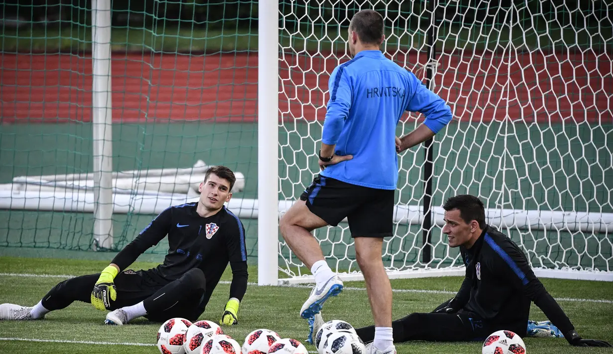 Kiper Kroasia, Dominik Livakovic (kiri) dan Lovre Kalinic (kanan) saat ambil bagian dalam sesi latihan di Lapangan Luzhniki, Moskow, Rusia, Senin (9/7). Kroasia akan menghadapi Inggris pada laga semifinal Piala Dunia 2018. (Alexander NEMENOV/AFP)
