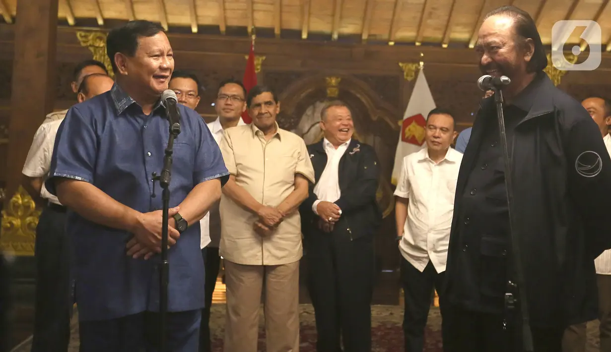 Ketua Umum Partai Gerindra Prabowo Subianto dan Ketua Umum Partai NasDem Surya Paloh melakukan konferensi pers usai menggelar pertemuan di Padepokan Garuda Yaksa, Hambalang, Bogor, Minggu (5/3/2023). Kunjungan Surya Paloh ini merupakan balasan dari kunjungan Prabowo Subianto ke Kantor DPP NasDem pada Juni tahun lalu.  (merdeka.com/Arie Basuki)