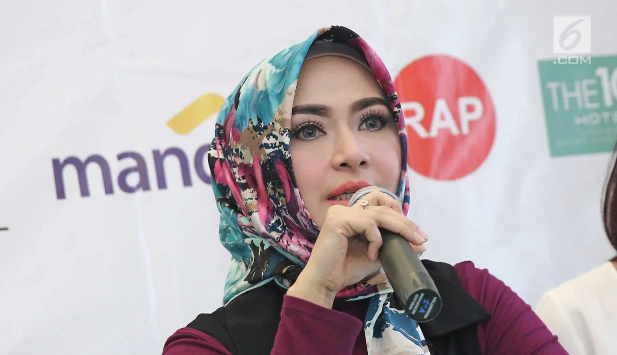 Aktris Eddies Adelia memberi keterangan saat penggalangan dana untuk Rohingya di kawasan Dharmawangsa, Jakarta, Senin (18/09). (Liputan6.com/Herman Zakharia)