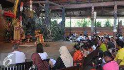 Pertunjukan Barong di The Barong and Keris Dance Catur Eka Budhi Kesiman, Bali, Kamis (27/8/2015) Para pemain Elif sangat antusias saat melihat pertunjukan Barong tersebut. (Liputan6.com/Herman Zakharia)