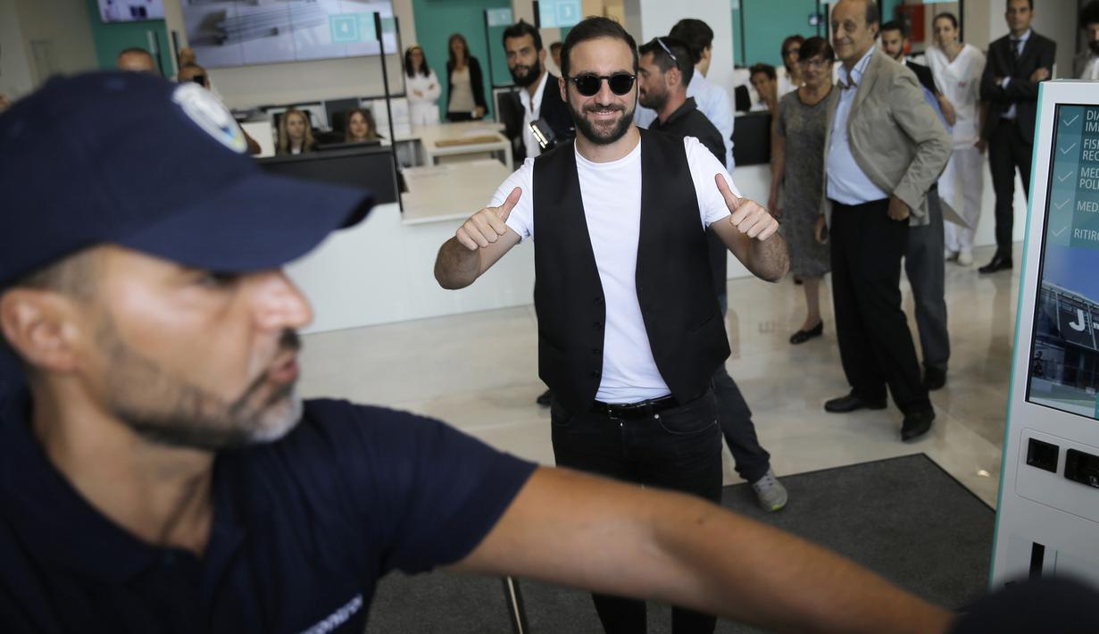 Penyerang baru Juventus, Gonzalo Higuain tiba di Juventus Medical Center, Italia (27/7). Higuain resmi di kontrak Juventus selama lima tahun dengan biaya yang cukup fantastis yaitu 90 juta euro (sekitar Rp 1,3 teiliun). (AFP PHOTO/MARCO BERTORELLO)