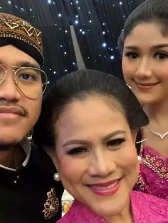 Menjadi mantu kesayangan, Erina Gudono memang tampak begitu dekat dengan ibu mertuanya, Iriana Jokowi. Begini momen kompak Kaesang Pangarep bersama Erina Gudono berfoto bersama dengan Iriana Jokowi.(Liputan6.com/IG/@kaesangp)