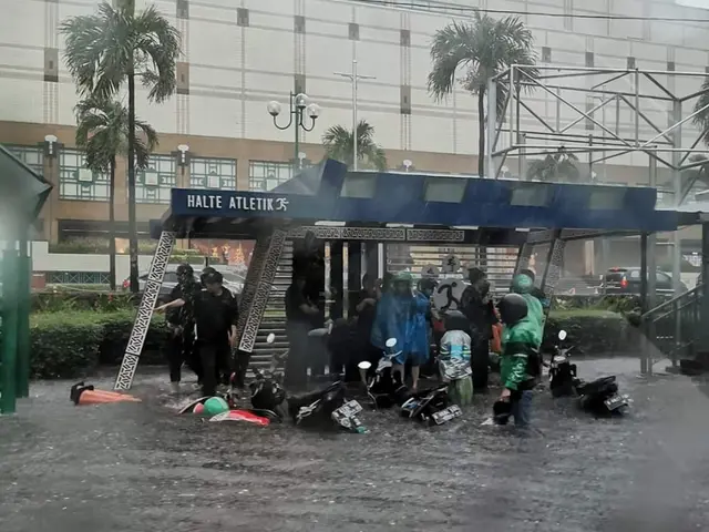 Ruas Jalan Asia-Afrika tepatnya di depan Plaza Senayan, Jakarta Pusat terendam banjir, Selasa (17/12/2019). (Istimewa)