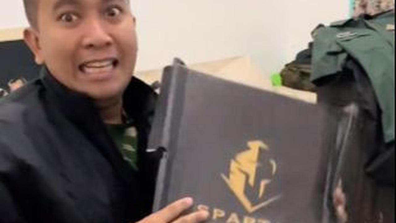 “Wih! Spartan bos, keren nih! Kok kamu tahu sepatu bagus?,” ucap suaminya.<br>