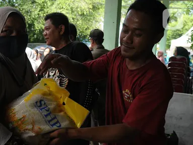 Warga antre untuk membeli beras murah Stabilisasi Pasokan dan Harga Pangan (SPHP) dari bulog di Kecamatan Bekasi Utara, Jawa Barat, Kamis (22/2/2024). (merdeka.com/Imam Buhori)