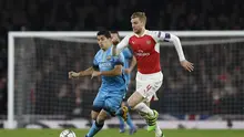 Per Mertesacker (kanan) berebut bola dengan Luis Suarez saat Arsenal berhadapan melawan Barcelona, Rabu (24/2/2016) dini hari WIB. (Reuters/Carl Recine)